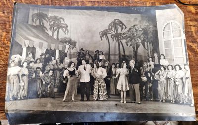 Снимка - Звездите на държавен кооперативен музикален театър с Мими Балканска и Невена Дочева и други Снимка - Звездите на държавен кооперативен музикален театър с Мими Балканска и Невена Дочева и други