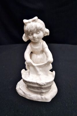 Порцеланова статуетка Порцеланова статуетка