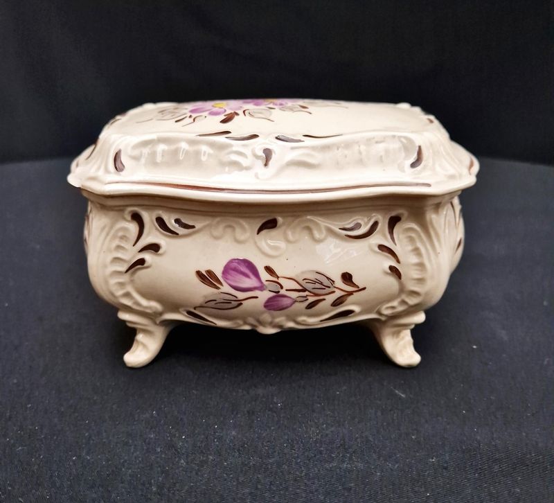 Фаянсова кутийка