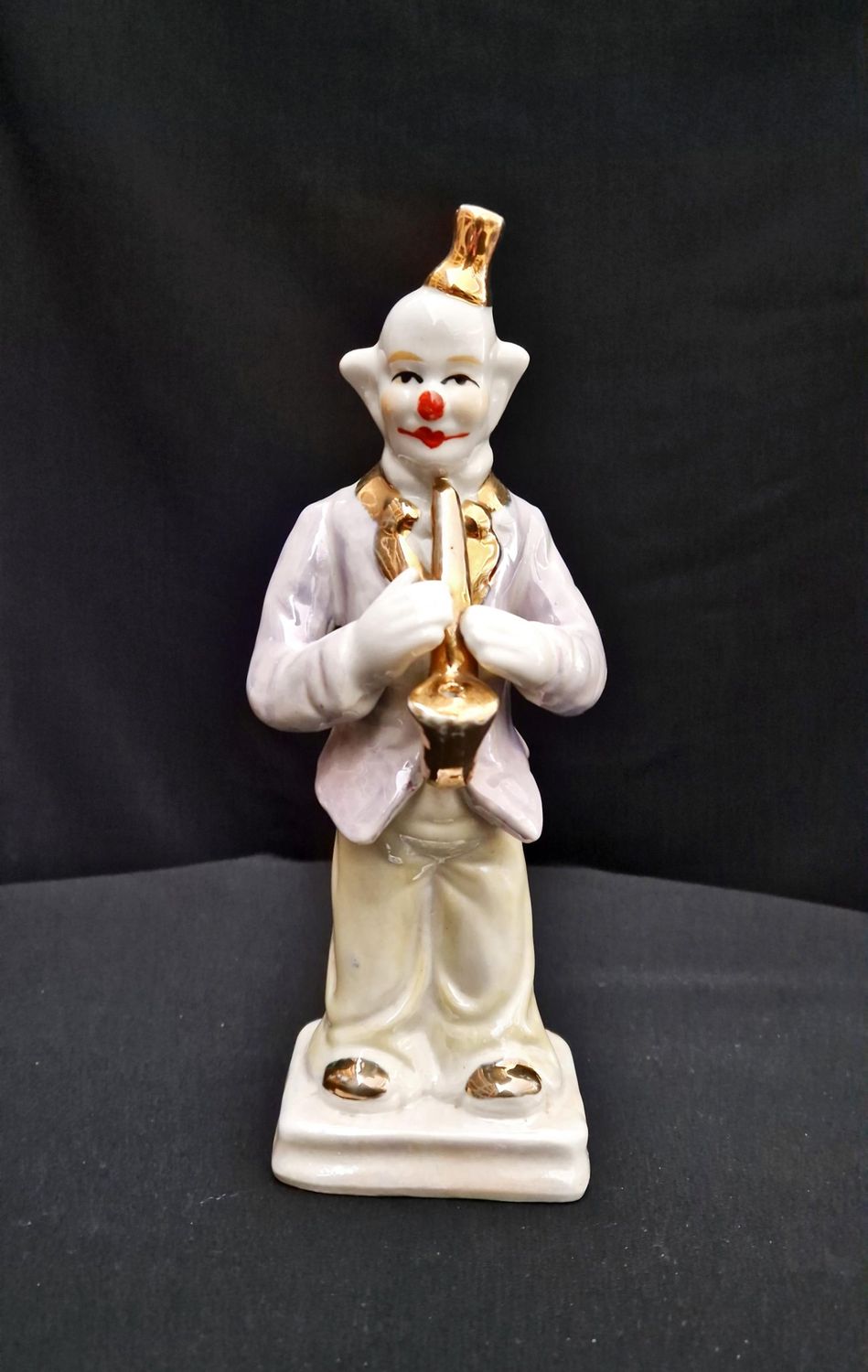 Порцеланова статуетка Порцеланова статуетка