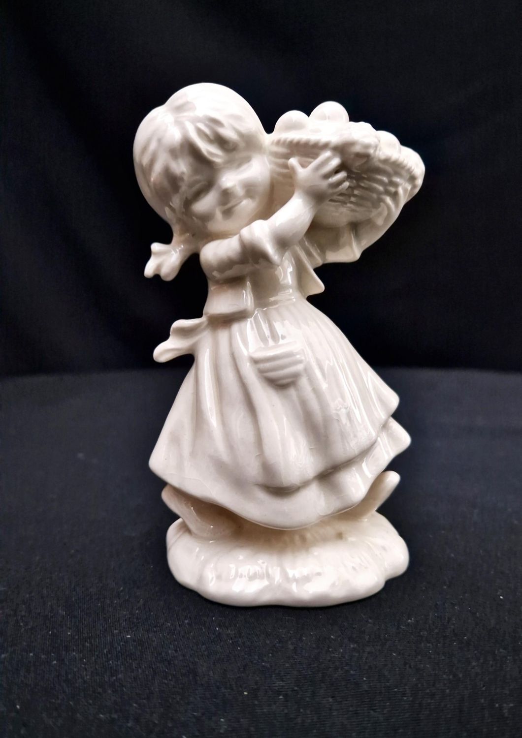 Порцеланова статуетка Порцеланова статуетка