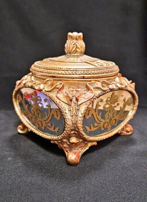 Керамична кутия с вградени огледала