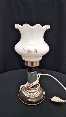 Метална лампа със стъклен абажур Метална лампа със стъклен абажур