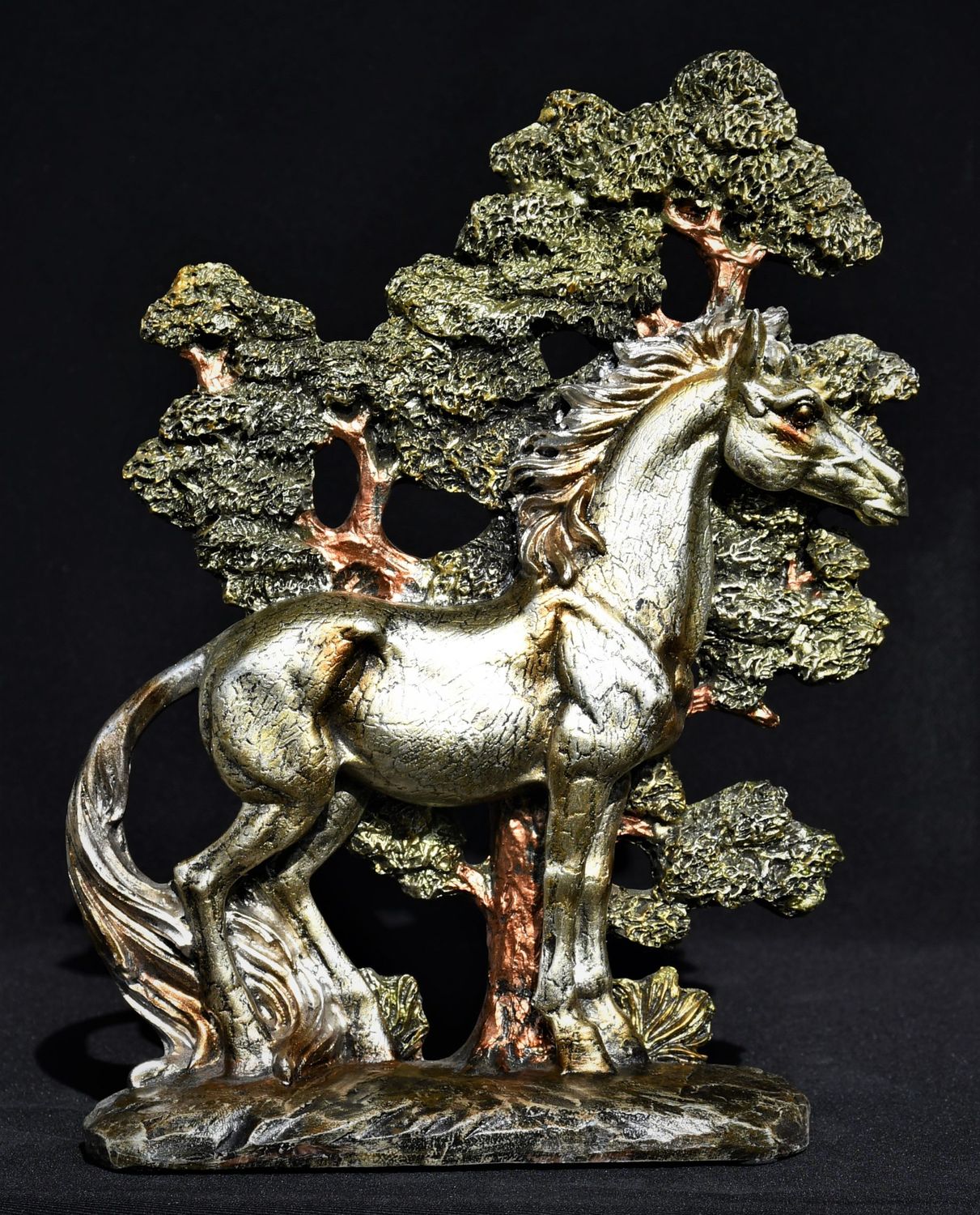 Жребец сред дърветата - декоративна скулптура