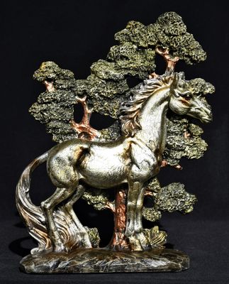 Жребец сред дърветата - декоративна скулптура