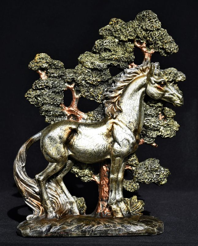 Жребец сред дърветата - декоративна скулптура