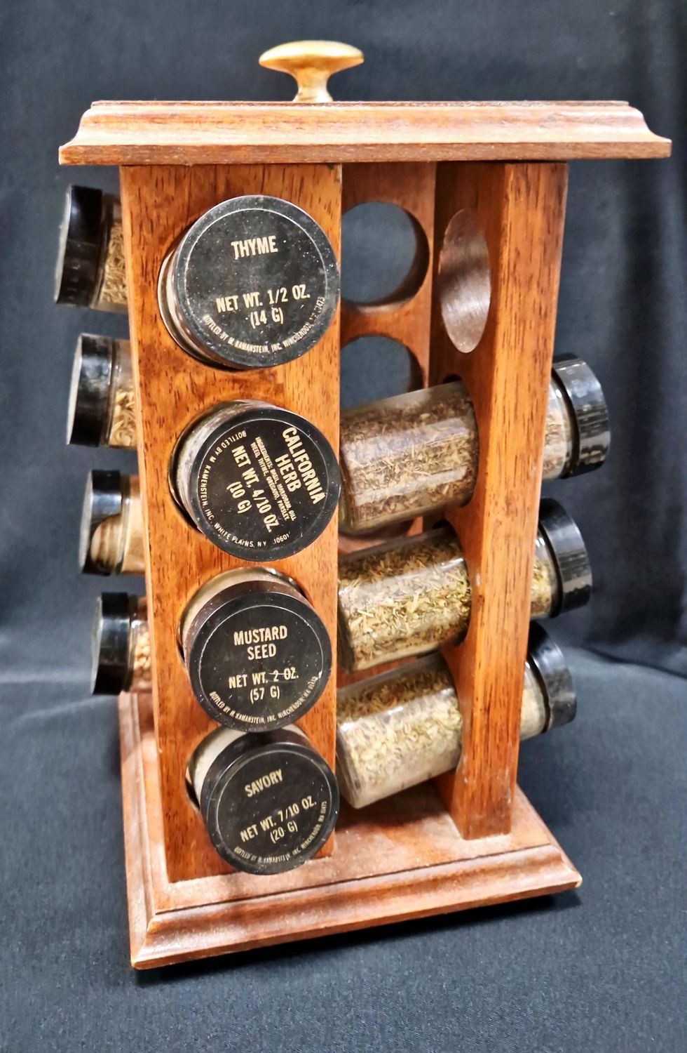 Стойка с буркани за семена