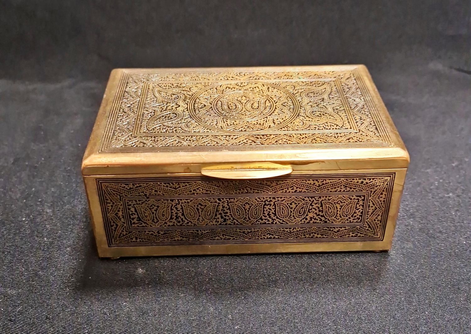 Дървена кутия с метален обков