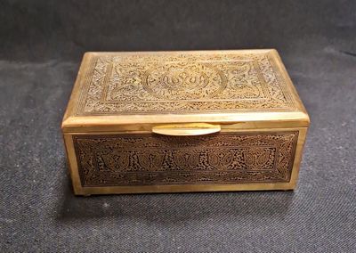 Дървена кутия с метален обков