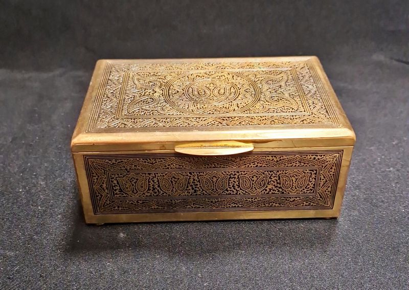 Дървена кутия с метален обков