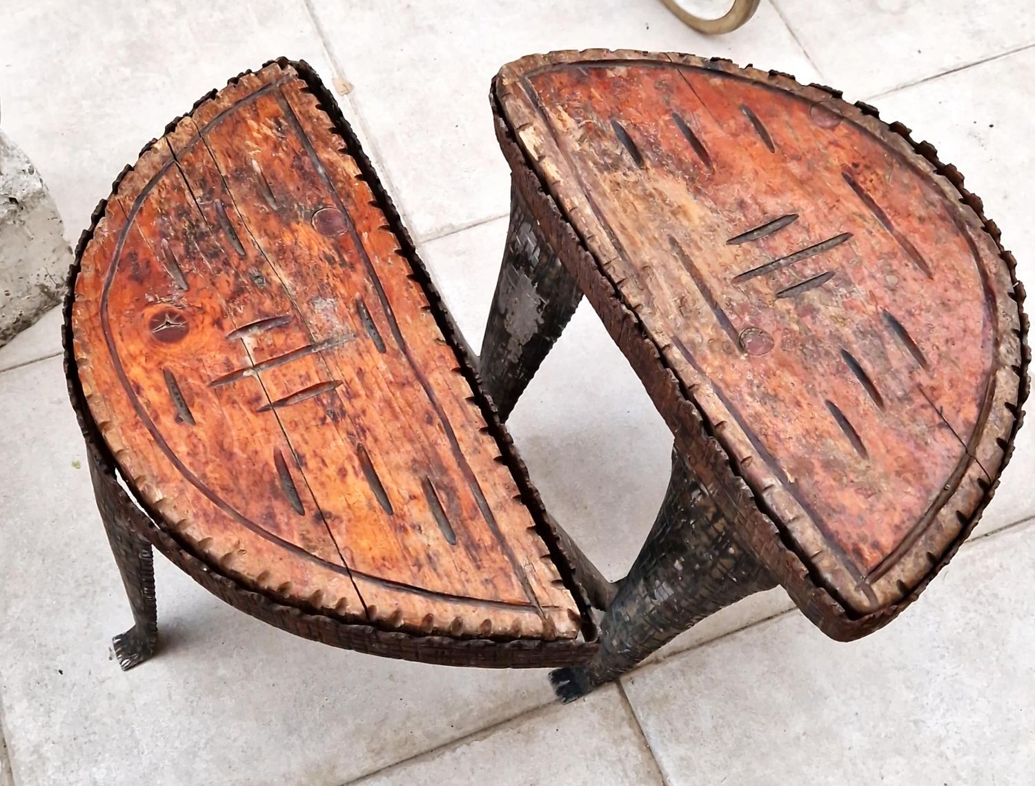 Трикраки дървени столчета с метални крака - на брой