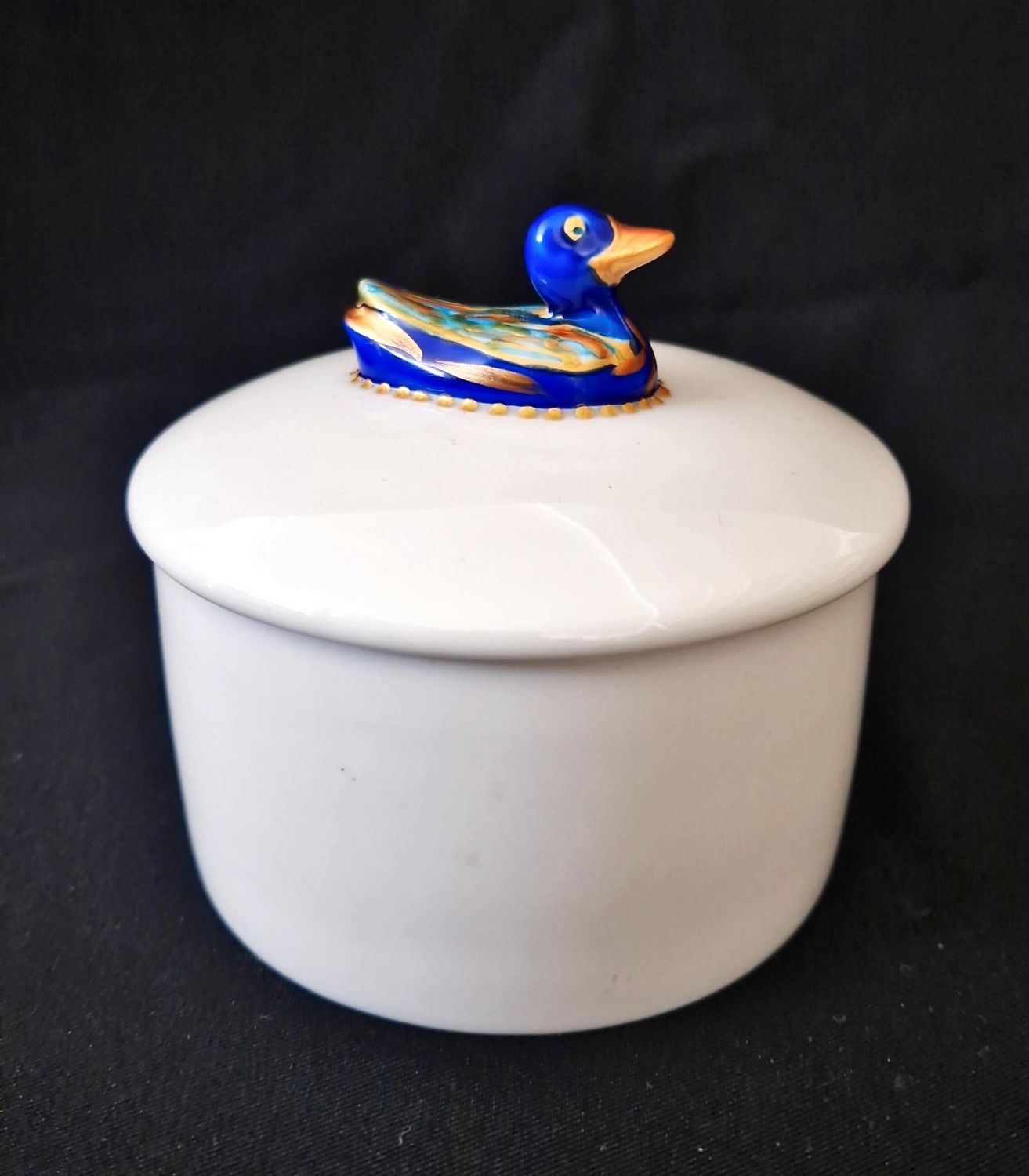 Порцеланова кутийка с патица