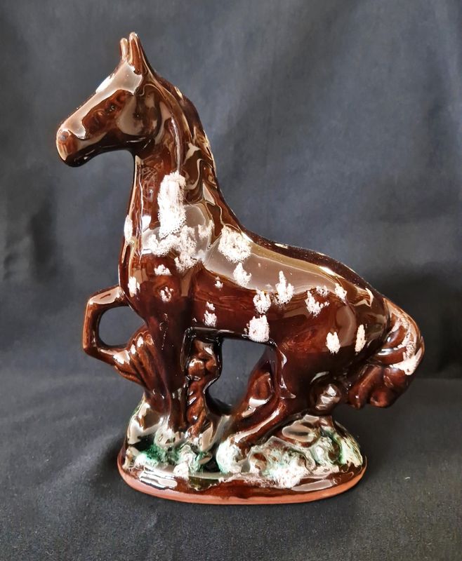 Керамичен кон