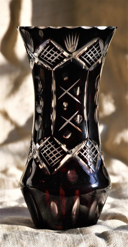 Винтидж ваза - двуслоен кристал. Ръчно гравирана.