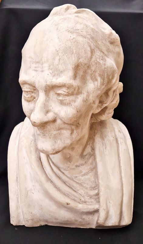 Гипсов бюст на Волтер