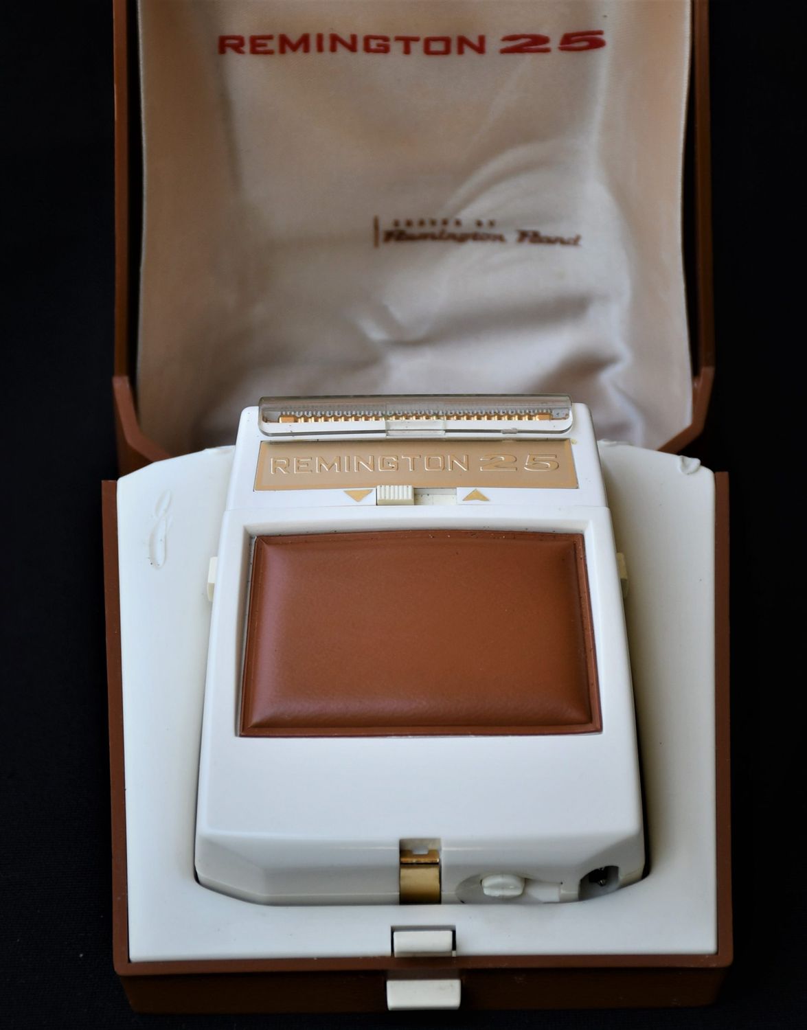 Винтидж електрическа самобръсначка "Remington 25"