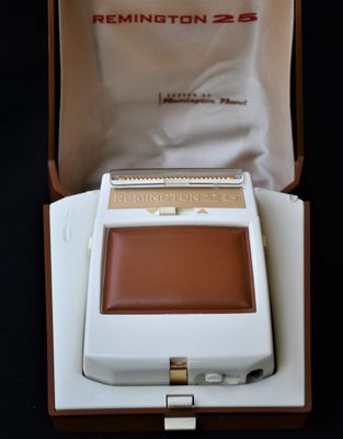 Винтидж електрическа самобръсначка "Remington 25"