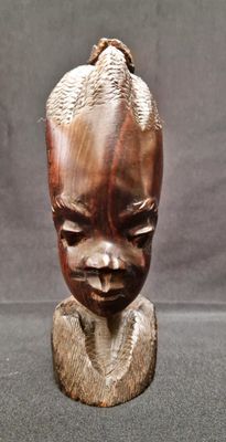 Статуетка - дърво