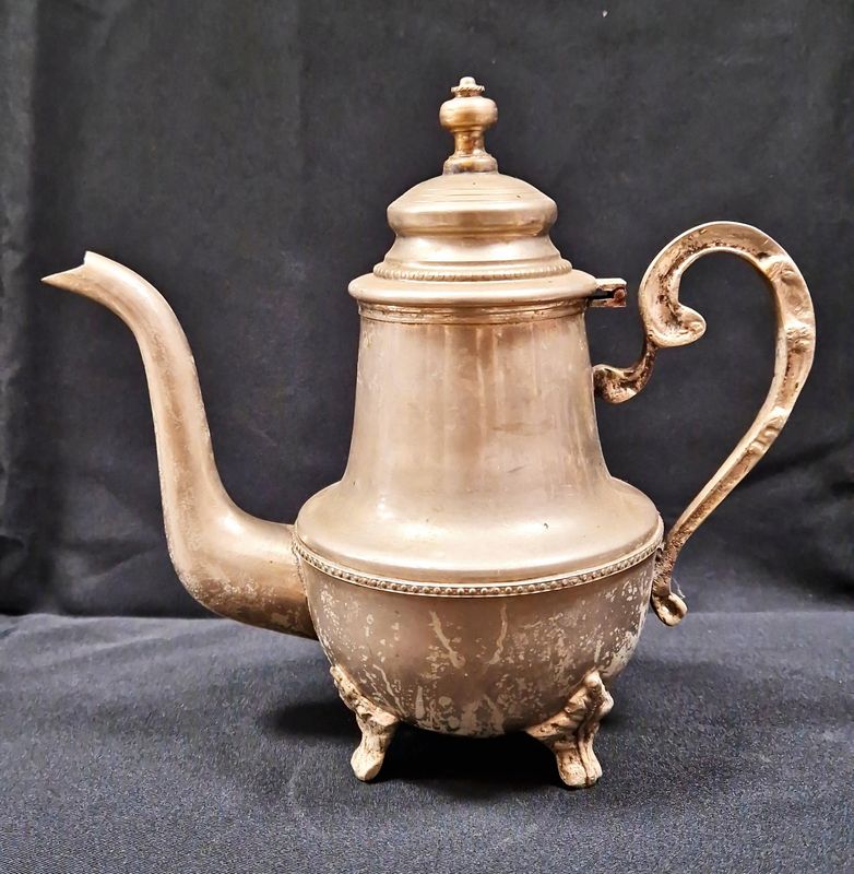 Метален чайник