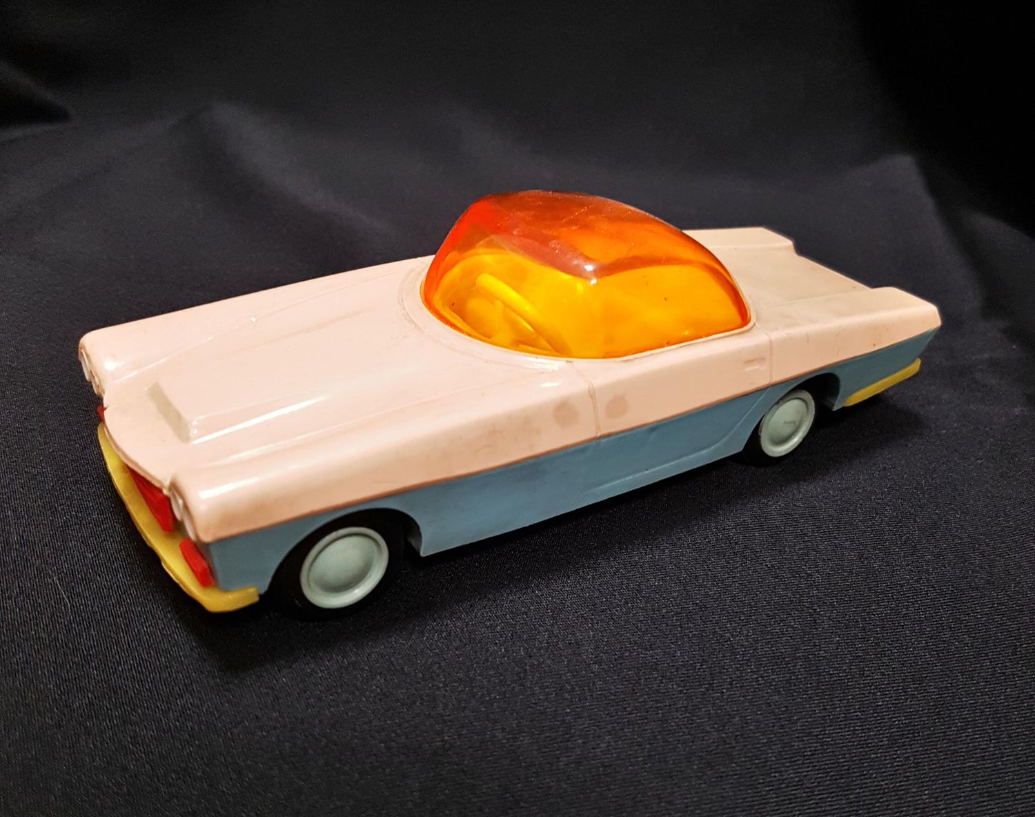 Пластмасова количка