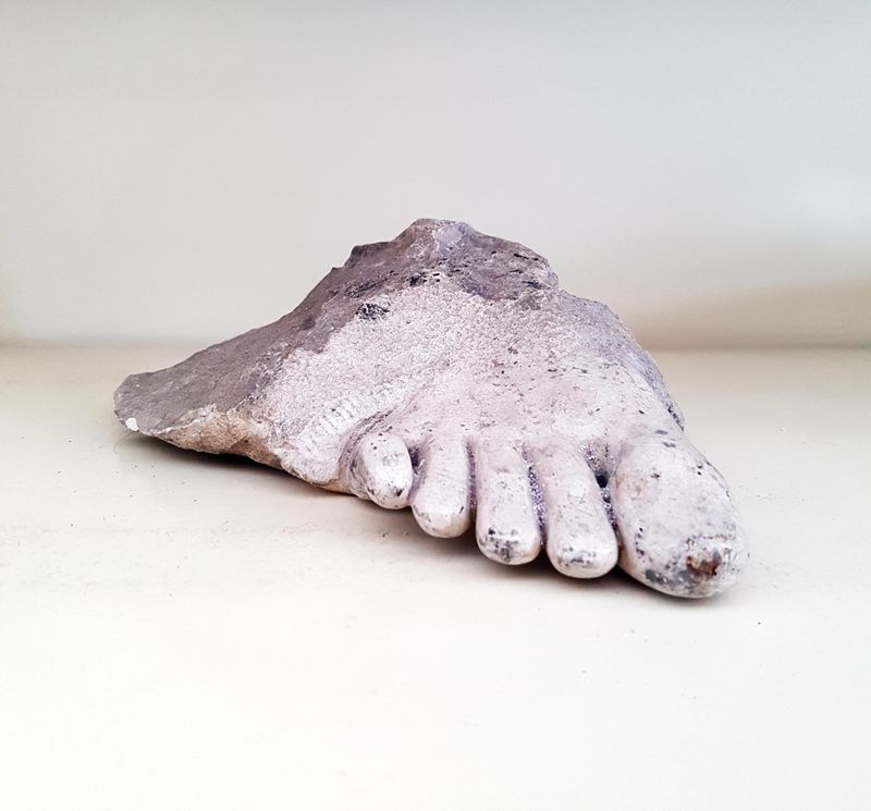 Скулптора от варовик с подпис