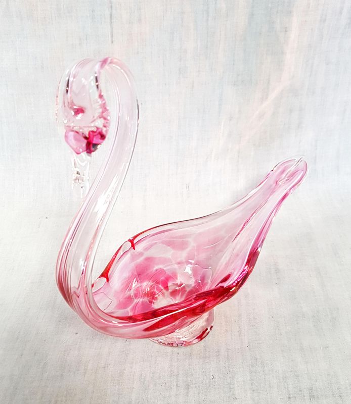 Стъклена купа лебед