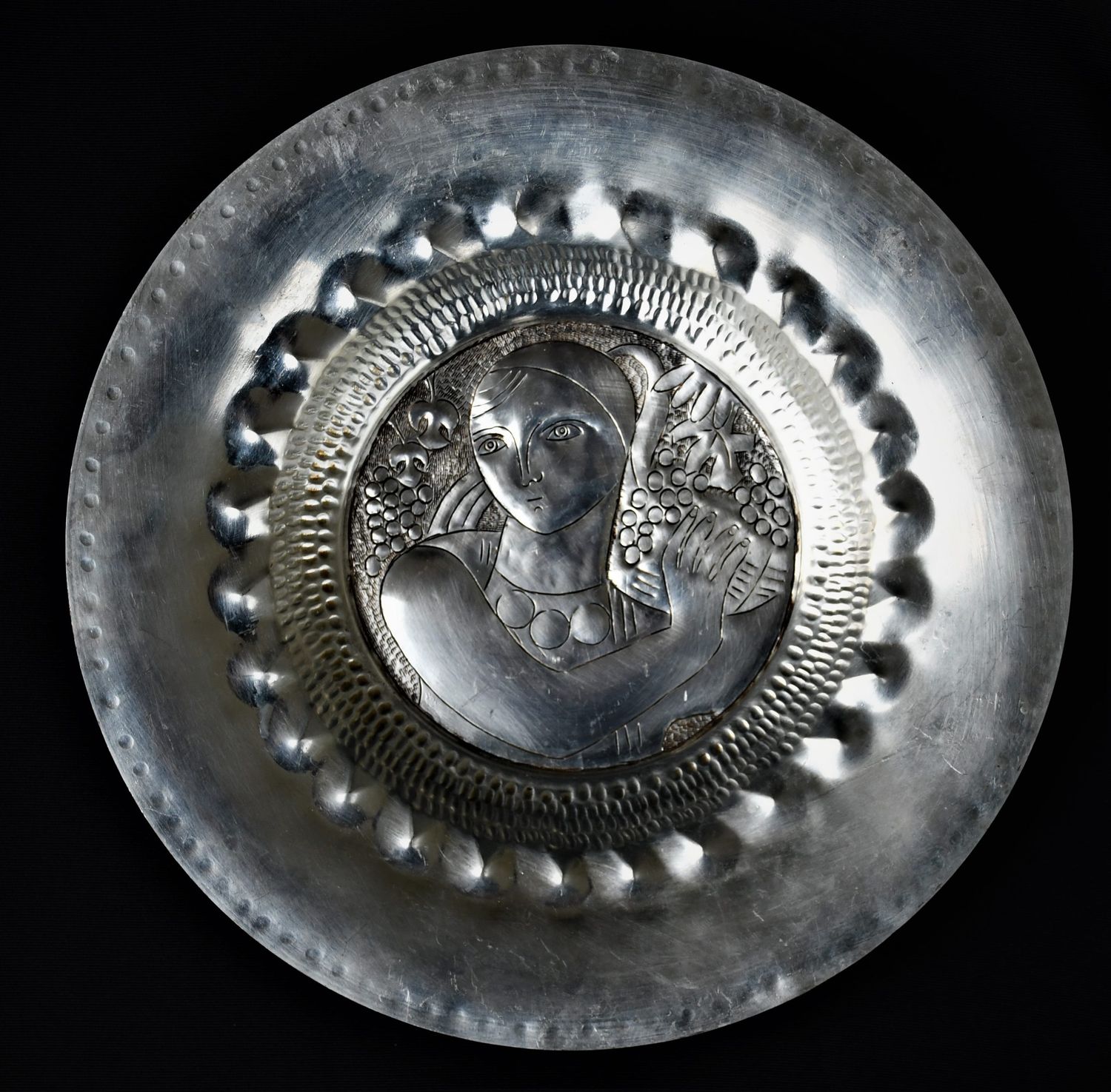 Артистична медна чиния