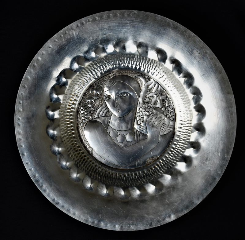 Артистична медна чиния