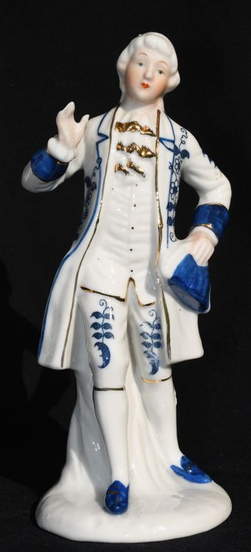 Млад благородник в рококо костюм