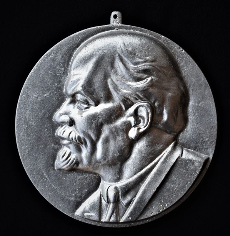 Владимир Илич Ленин - барелеф