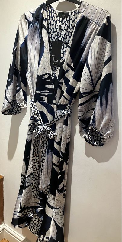 Beautiful Tia Wrap dress In Navy & Ivory - 78120 Beautiful Tia Wrap dress In Navy & Ivory - 78120