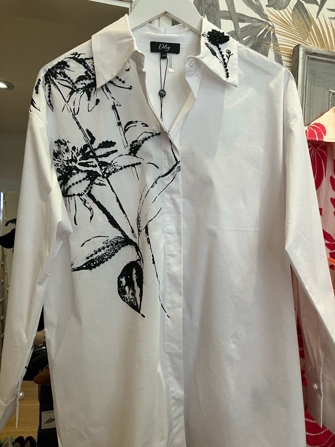 Orly Elegant White Shirt With Thistle Design In Black And Embellished. Orly Elegant White Shirt With Thistle Design In Black And Embellished.