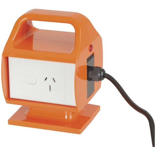 PWR ADPT RCD 10A PLG-15A SKT ORG