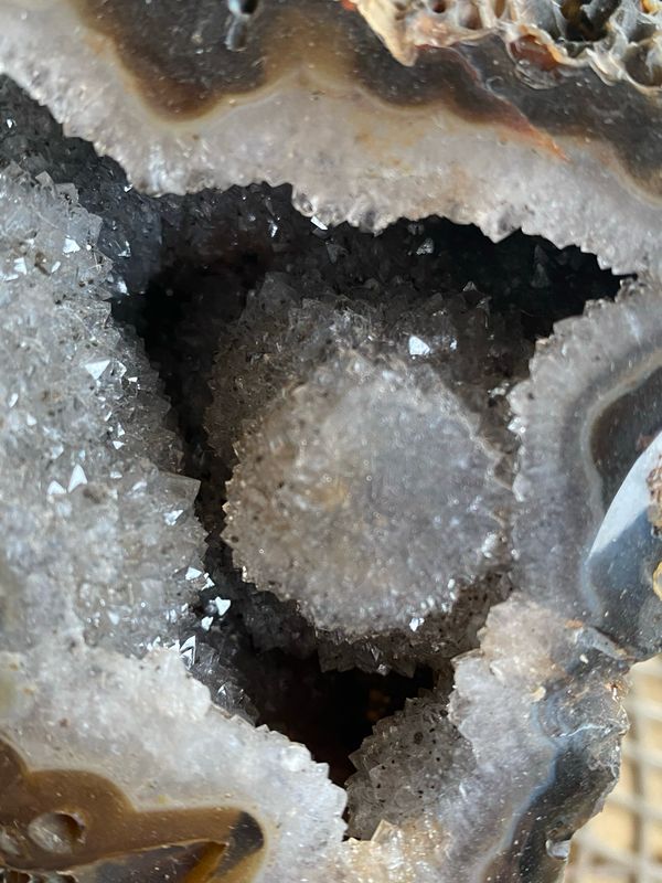 Agaat (ruw) met druzy op standaard