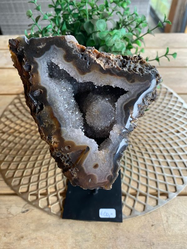 Agaat (ruw) met druzy op standaard