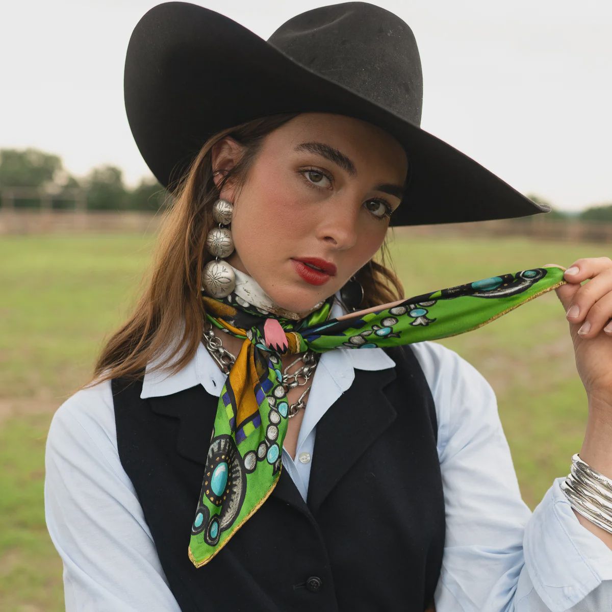 Fringe Scarves Bull in Bloom, Size: Shorty 26" X 26"