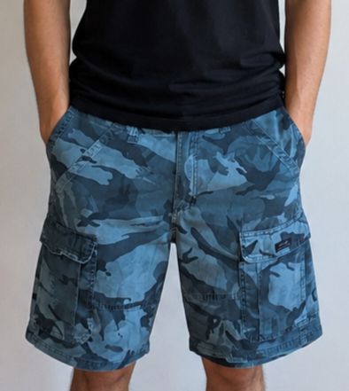 Short cargo Wrangler camouflage bleu – Taille 32 – Très bon état Short cargo Wrangler camouflage bleu – Taille 32 – Très bon état