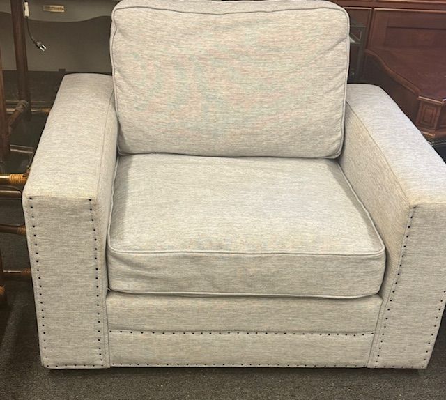 OVERSIZE ACCENT CHAIR