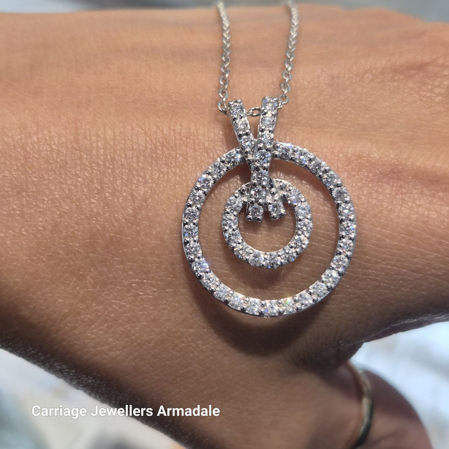 18ct White Gold Diamond interlocking Circle Pendant