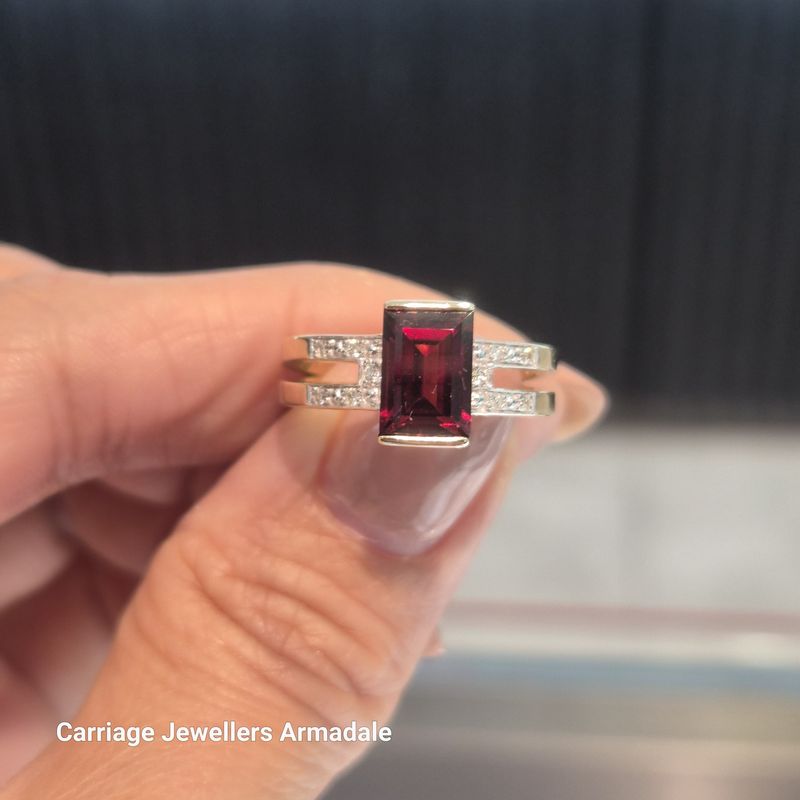 9ct Gold Garnet &amp; Brilliant Cut Diamond Ring