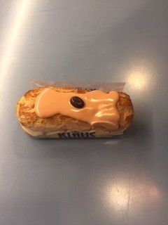 Eclair mit Mocca und Vanillecreme