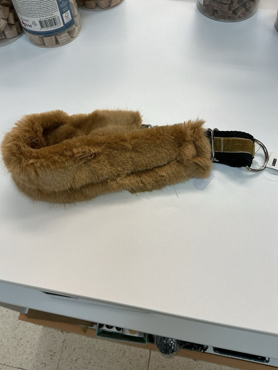 Halsband lichtbruin met pels