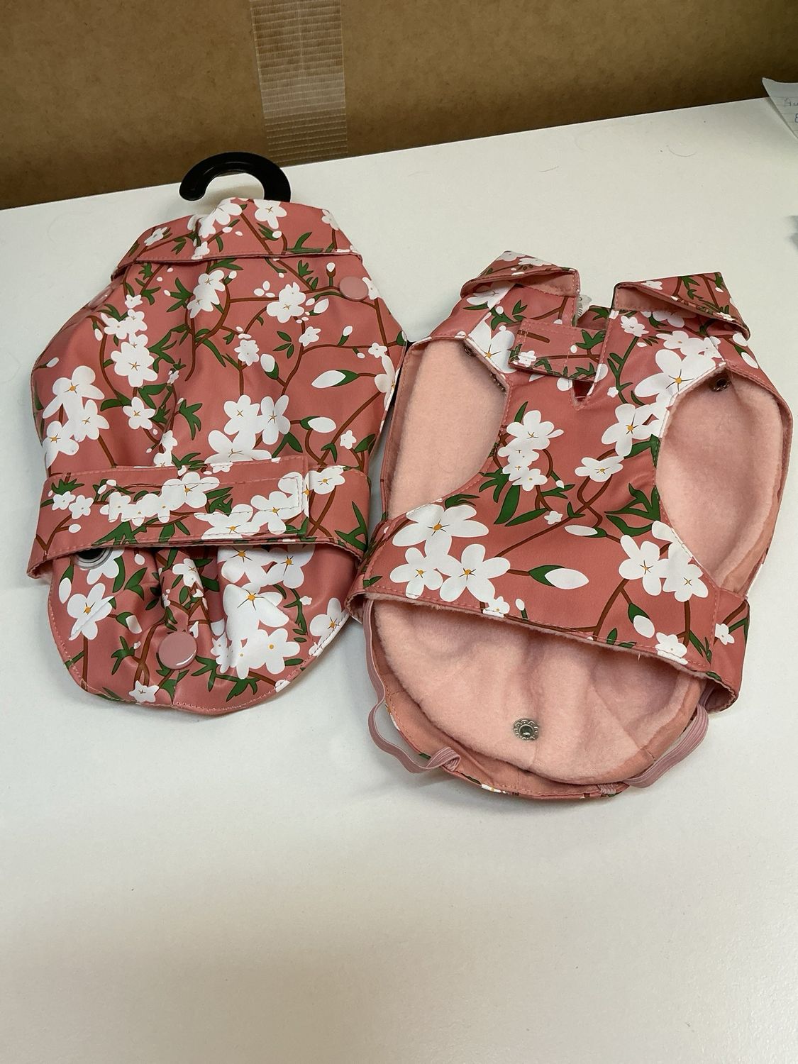 Prettige pet regenjas 23-24 cm roze gebloemd met voering in fleece
