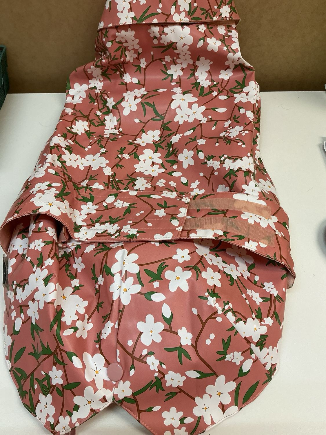 Regenjas roze met bloem motief 55 cm