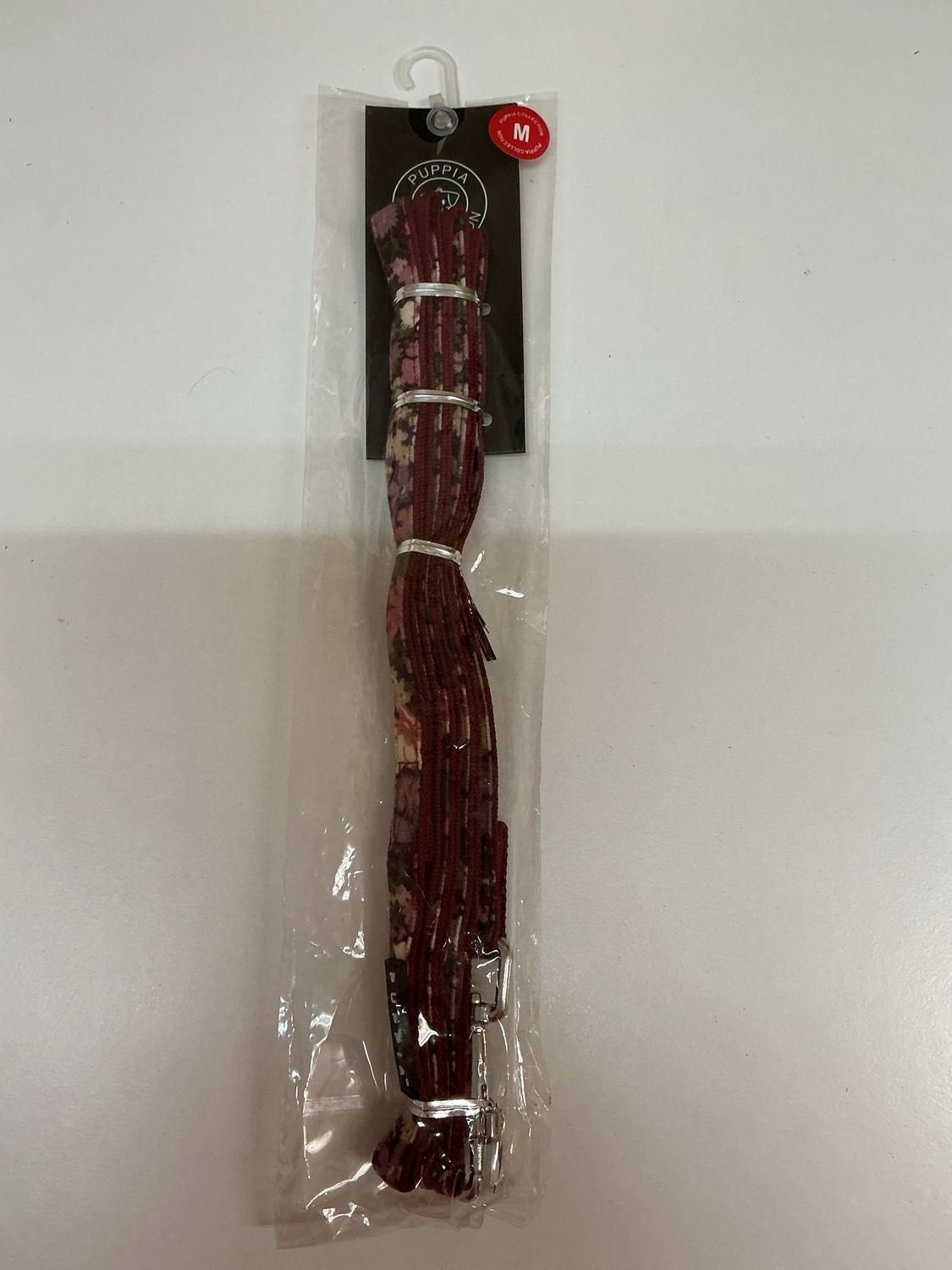 Puppia leiband, rood met bloemen, medium