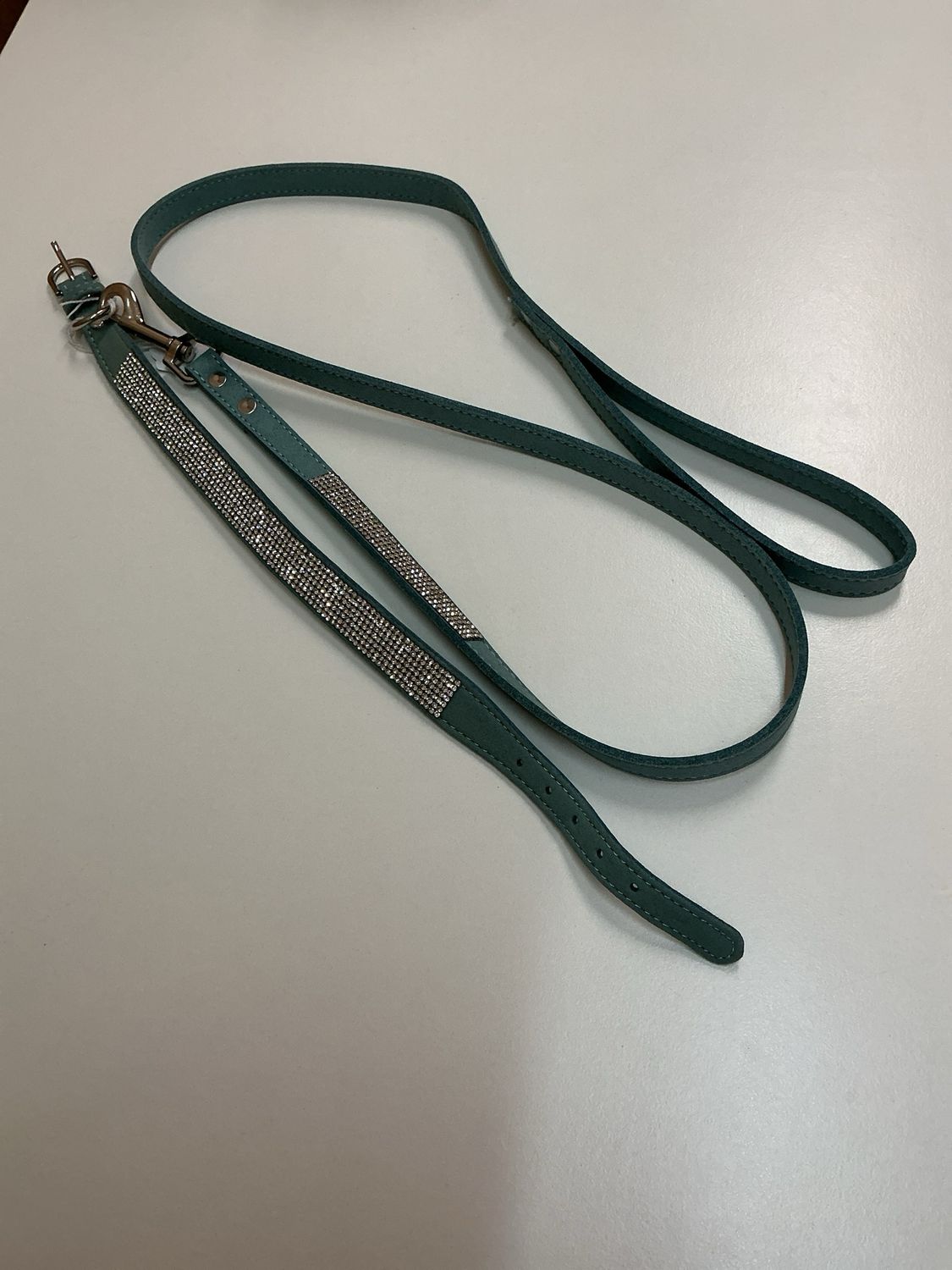 Halsband en leiband groen met steentjes 35 cm