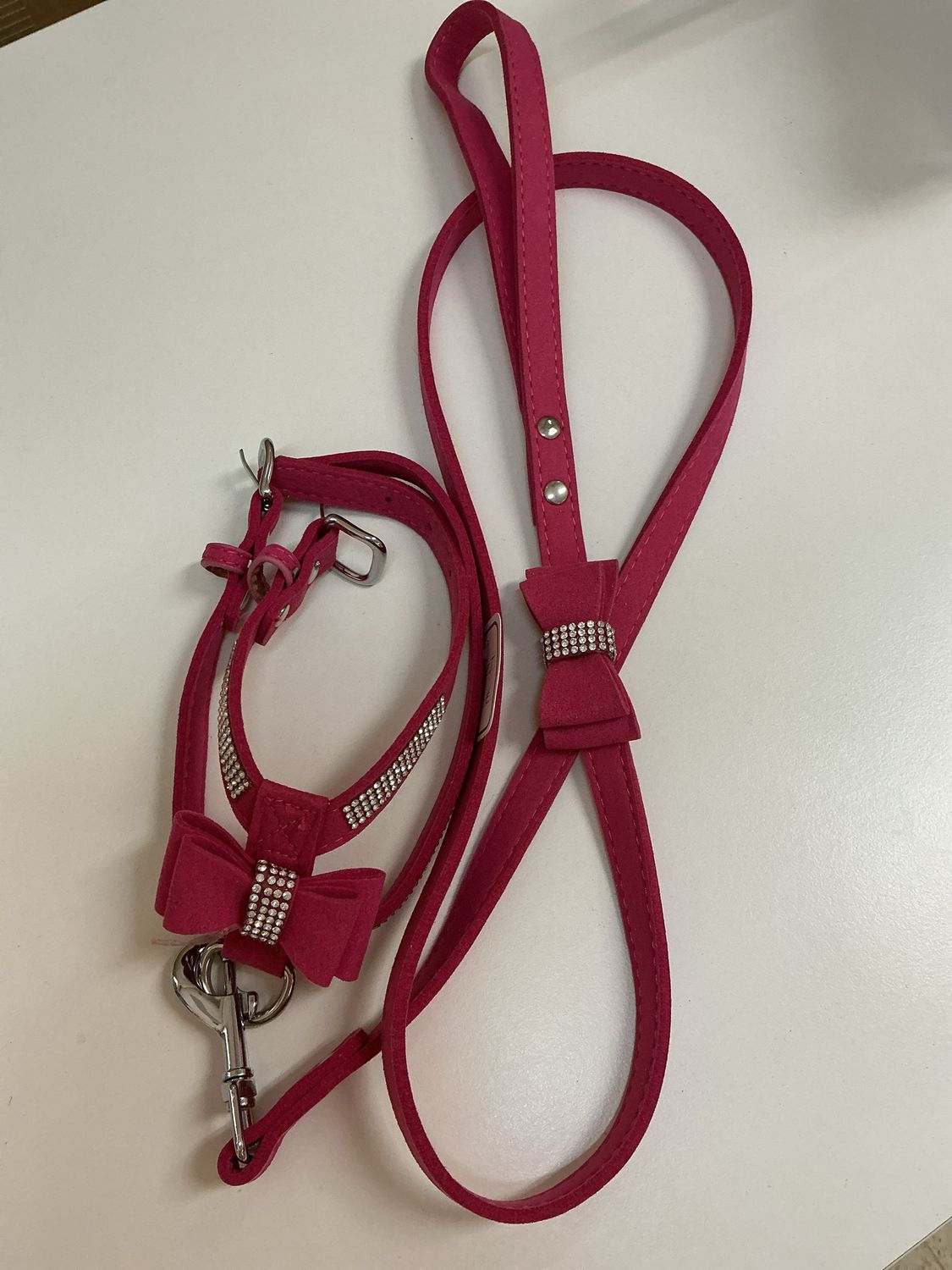 Halsband en leiband roze met strikjes en steentjes maat 25 cm