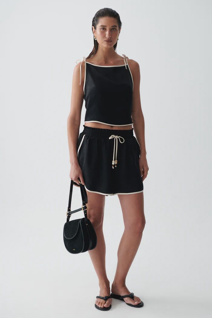 Viccy Shorts in Noir