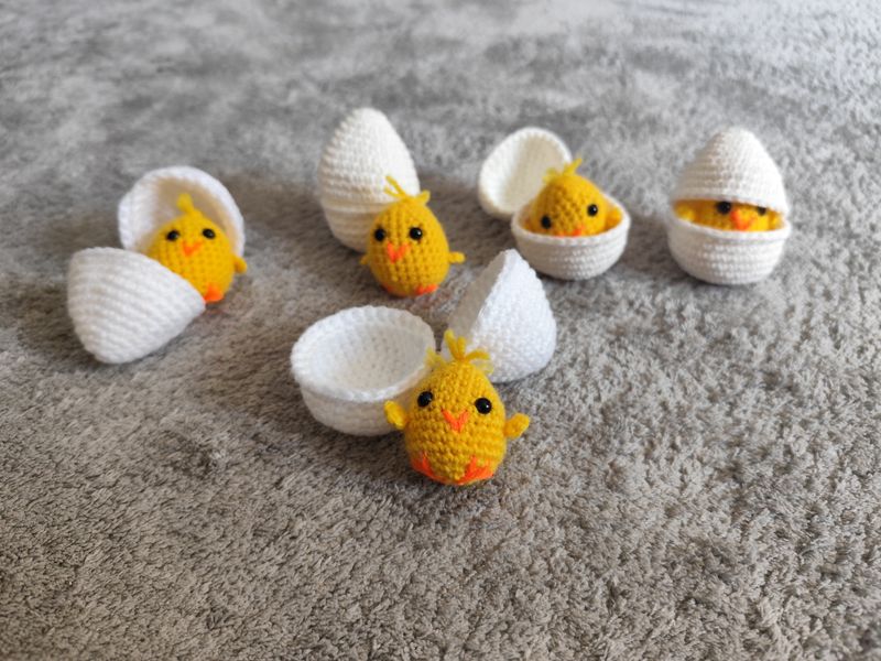 Kleines Kücken im Ei