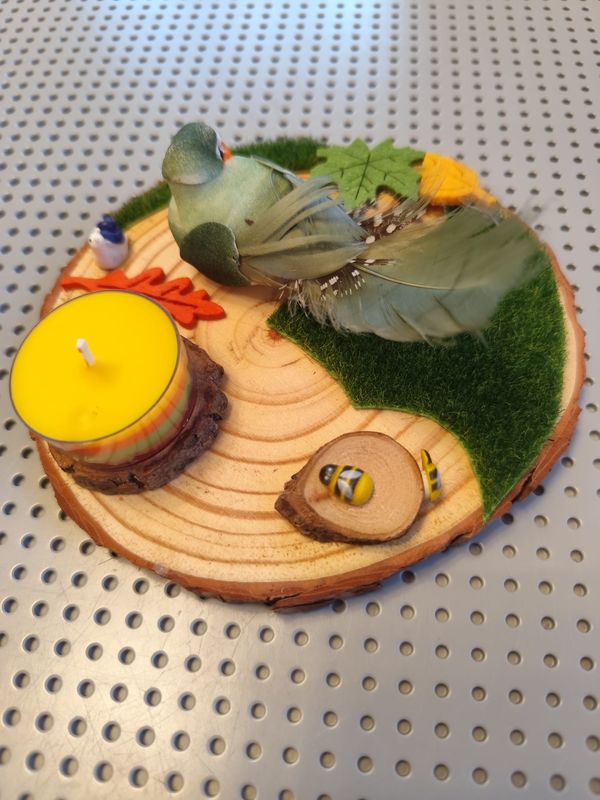 Vogeldekoration auf Holzscheibe mit Laub &amp; DekoKerze